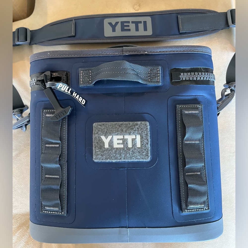 Yeti Hopper Flip 8 New Navy NWOT